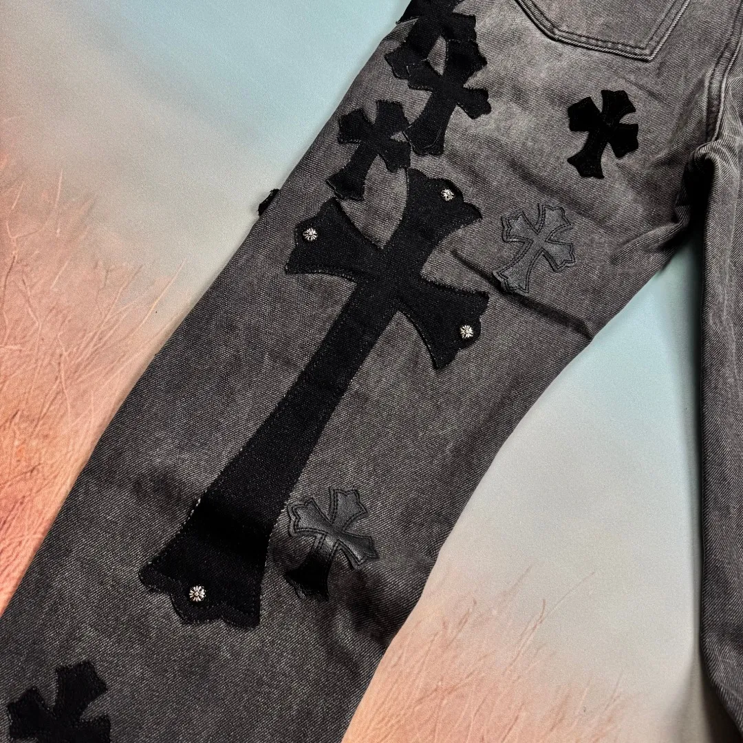 🅿️320 🔘Style No.-KL106 🔘Cro Heart𝐂𝐡𝐫𝐨𝐦𝐞 𝐇𝐞𝐚𝐫𝐭 SexRecords Series Metal Laminated Cross London Limited Black Bull King Jeans* [Same Style as Pan Weibai] The blockbuster in the fashion world is here! Chrome hearts and SexRecords co-branded the metal-veneer cross-fried snowflake black London Bull King limited edition jeans. They are definitely top-notch products in the fashion industry. Fashionistas should not miss it! These pants perfectly recreate the vintage feel. The special cowhide produced in Italy is carefully printed and cut accurately by craftsmen. It is then matched with customized sheepskin and is carefully pasted with three layers of thick lines. The overall splicing process is unique, combined with heavy washing and dyeing, and every detail exudes unparalleled design charm. It adopts three-dimensional cutting and has a loose and comfortable fit. It can be easily controlled by any figure and has a great effect of making you taller and slimmer. Carefully crafted by a major manufacturer and following the strict quality control standards of the original factory, the quality is impeccable. Wearing it will instantly transform you into the focus of street fashion.  Size: S M L XL XXL (28.30.32.34.36) Color: Black Gray